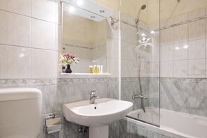 Free toiletries, hair dryer, slippers, towels - Hotel Villa Schubert (Opatija)