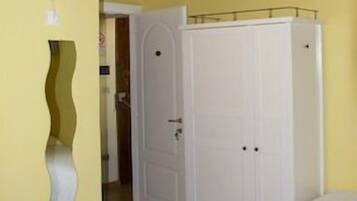 Triple Room | In-room safe, free WiFi