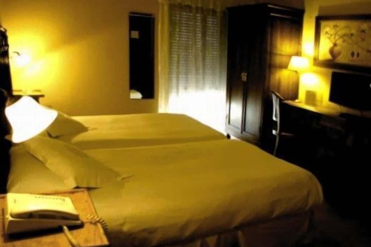 minibar, in-room safe, desk, rollaway beds