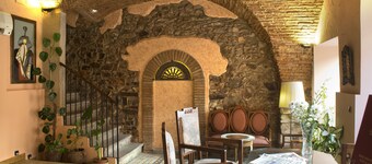 卡塞雷斯唐卡洛斯酒店