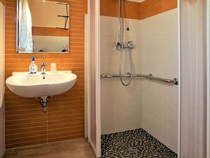 Apartment, 1 Bedroom, Garden View | Bathroom | Shower, rainfall showerhead, free toiletries, hair dryer - Agriturismo Il Melograno (Mestre)