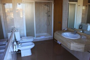 Dobbeltværelse | Badeværelse | Hårtørrer, bidet, håndklæder