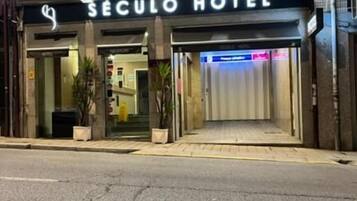 A hotel entrance with a sign reading 'SECULO HOTEL' and a visible entrance door.