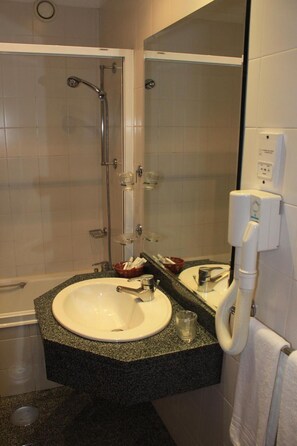 Double Room | Bathroom | Hair dryer, bidet, towels - Hotel Seculo (Porto)
