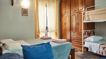 Habitación cuádruple | Ropa de cama de alta calidad, edredón y camas Select Comfort