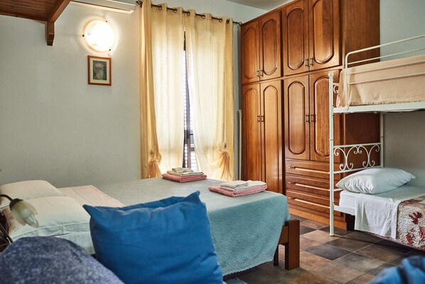 Habitación cuádruple | Ropa de cama de alta calidad, edredón y camas Select Comfort 