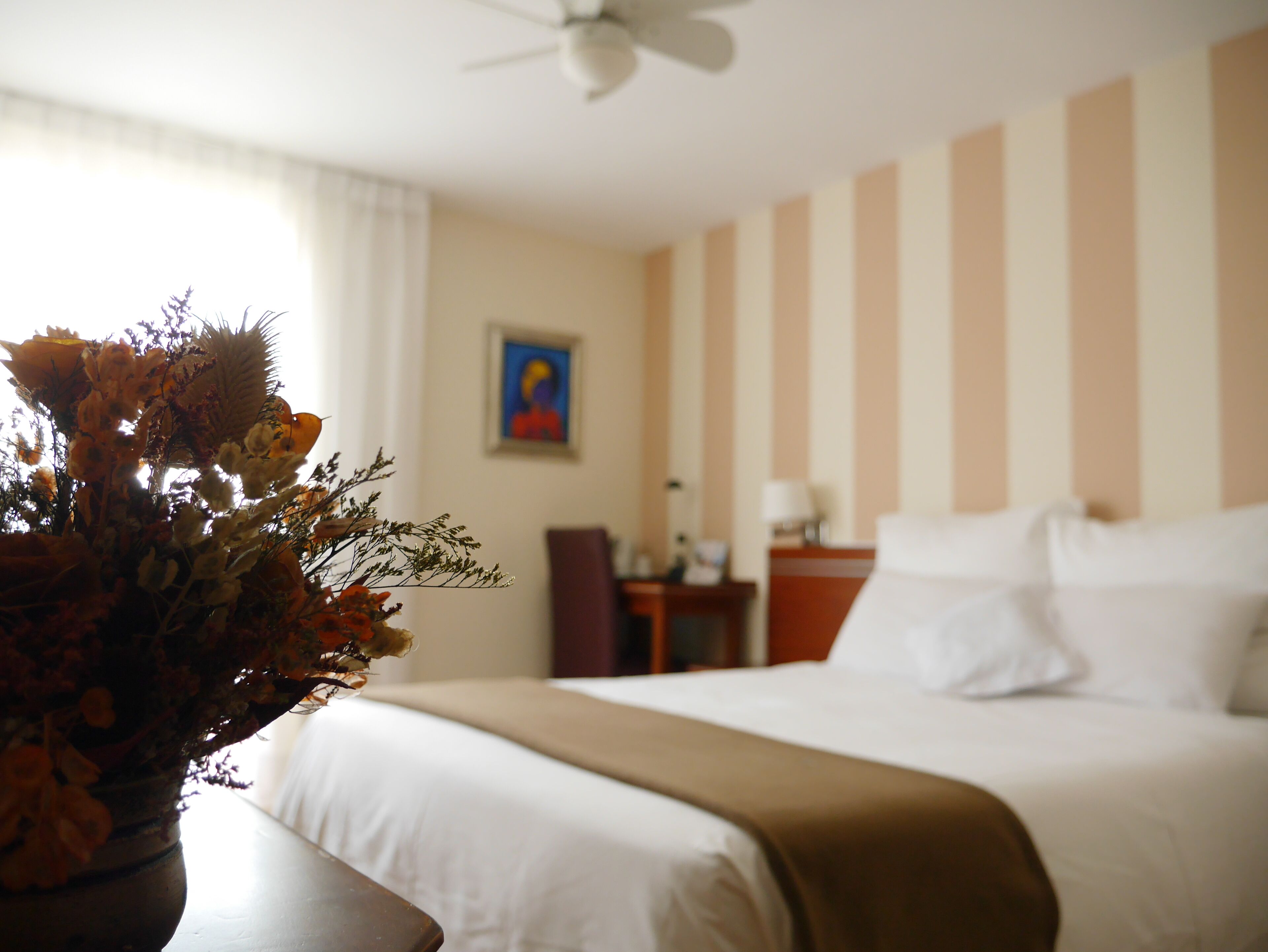 comfort room, 1 queen bed | minibar, in-room safe, desk, blackout curtains