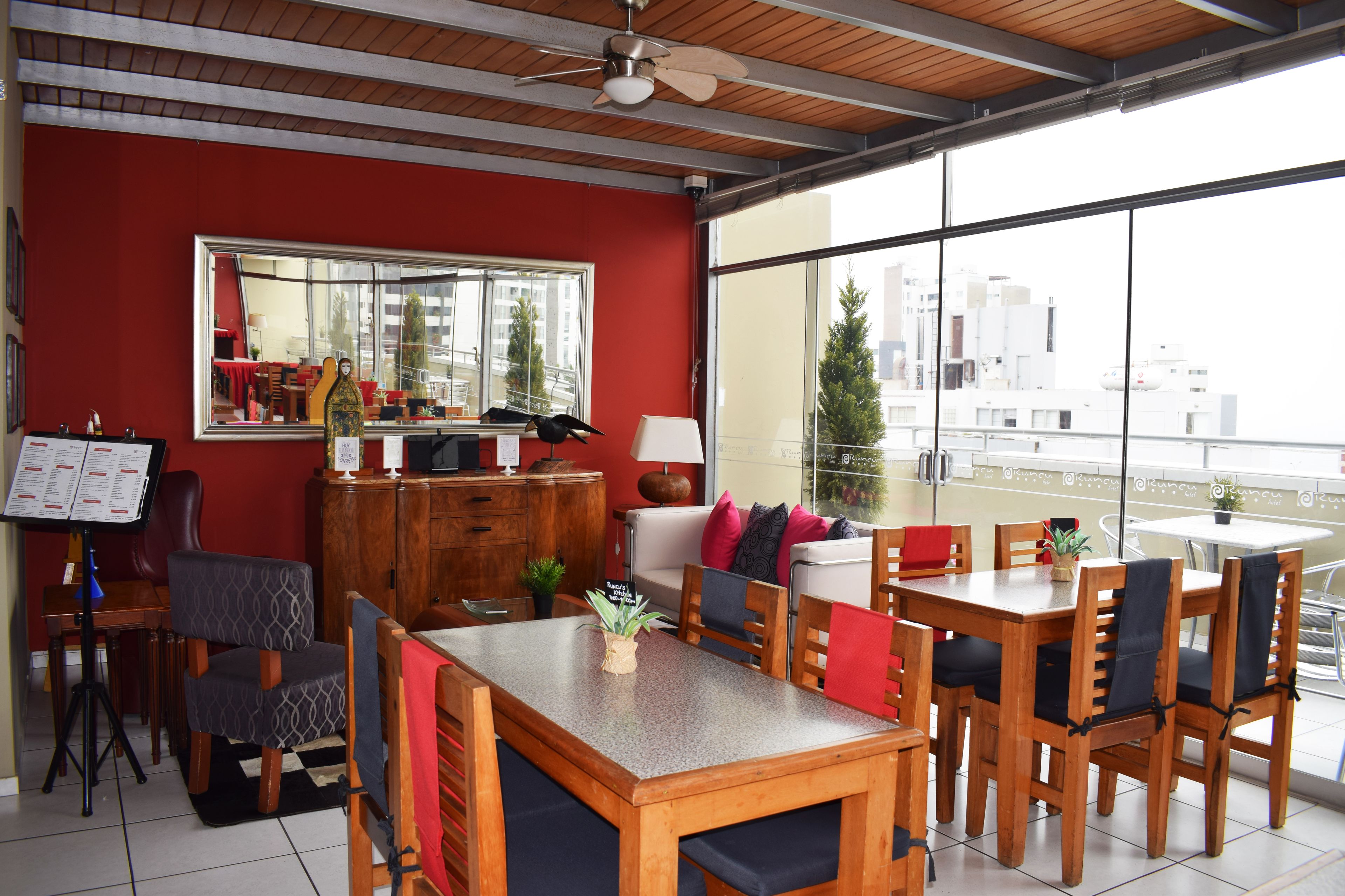 Petit déjeuner complet (9 USD par personne)