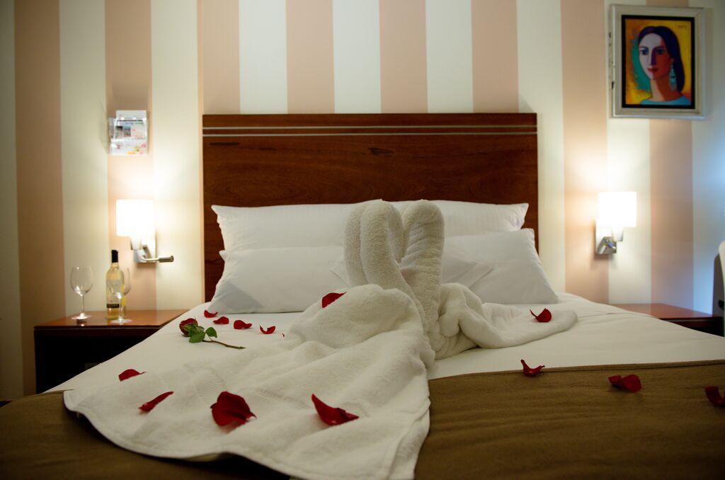 comfort room, 1 queen bed | minibar, in-room safe, desk, blackout curtains