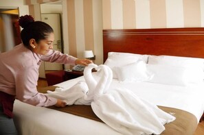 コンフォート ルーム クイーンベッド 1 台 | ミニバー、セーフティボックス (室内)、デスク、遮光カーテン