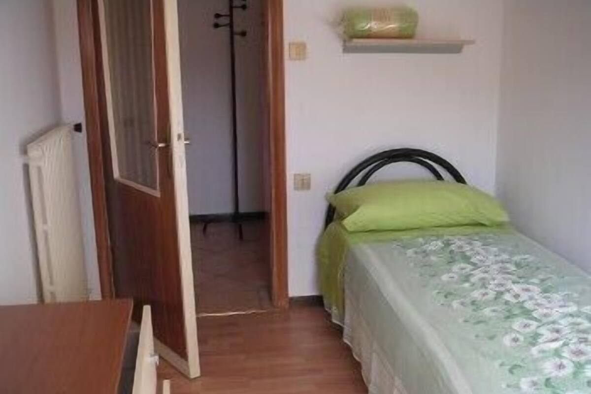 Camera singola | Materassi Select Comfort, una scrivania, Internet