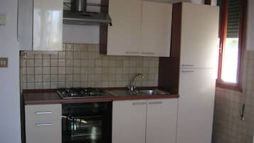 Single Room | Private kitchen | Fridge, coffee/tea maker