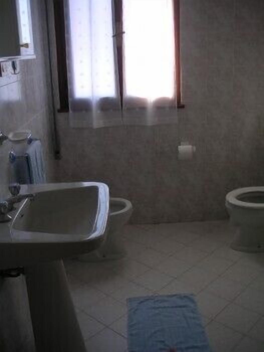 Douche, bidet, serviettes fournies