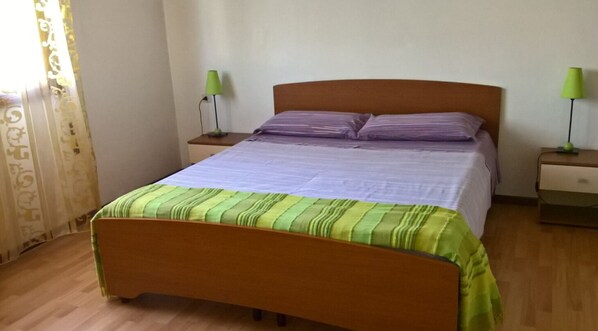 Habitación doble | Camas Select Comfort, escritorio y internet 