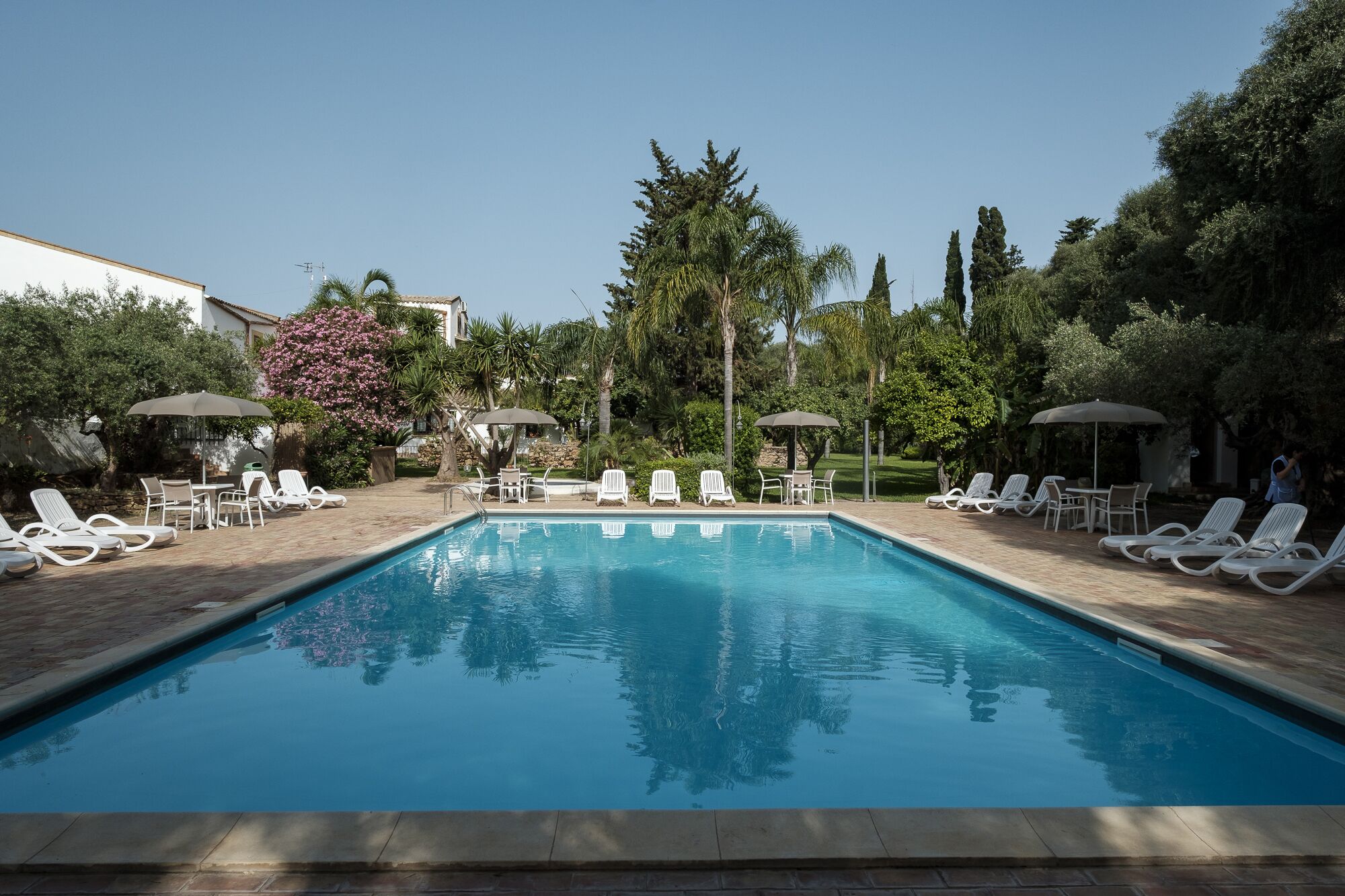 2 kolam renang terbuka, payung kolam, kerusi lepak pantai 