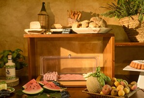 Päivittäinen buffetaamiainen (12 EUR per henkilö)