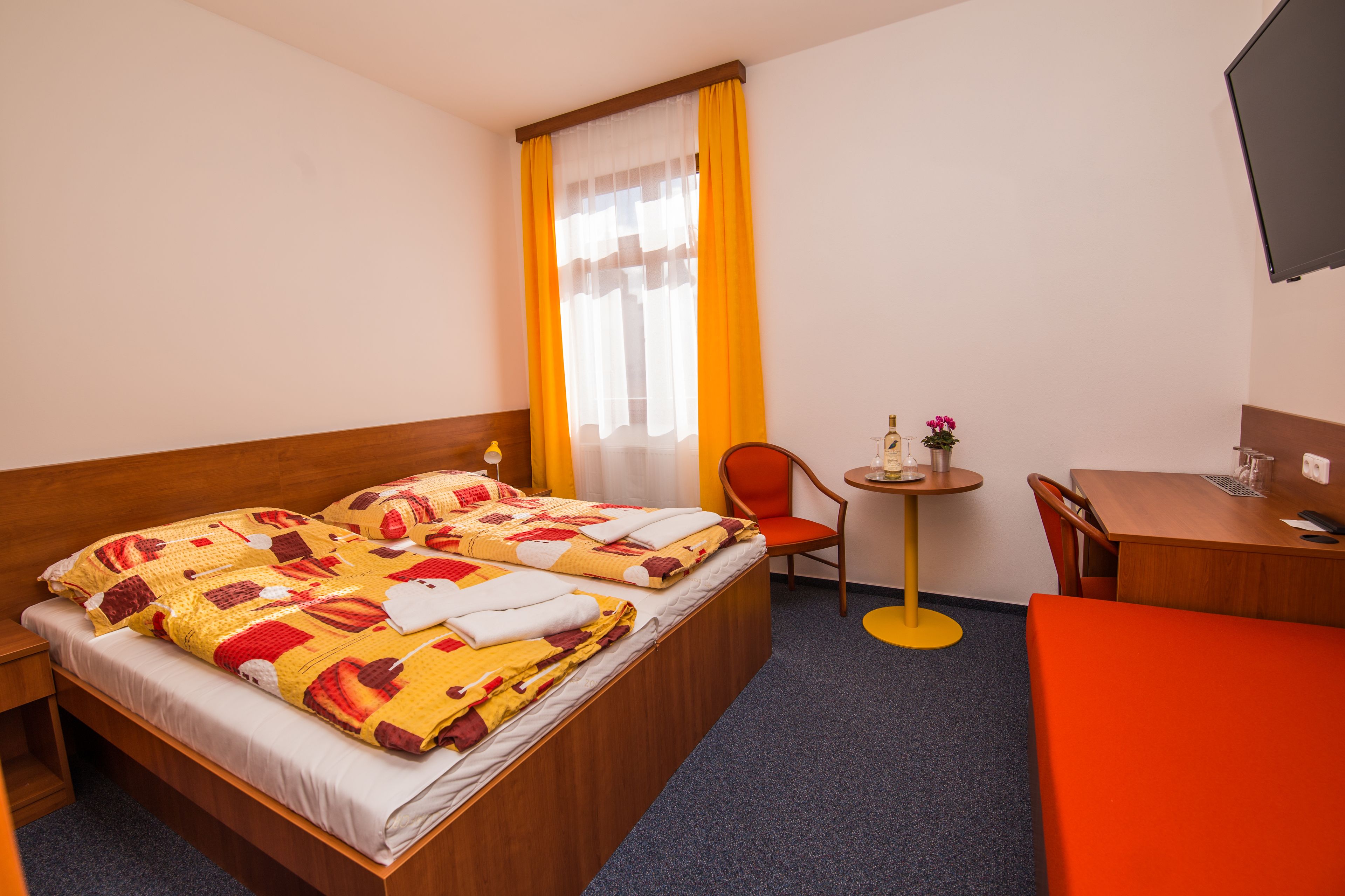 10 bedrooms, minibar, desk, soundproofing