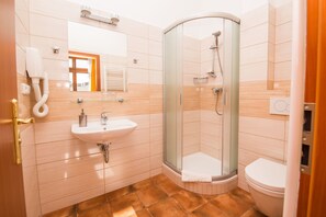 Habitación triple | Baño | Secador de pelo y toallas