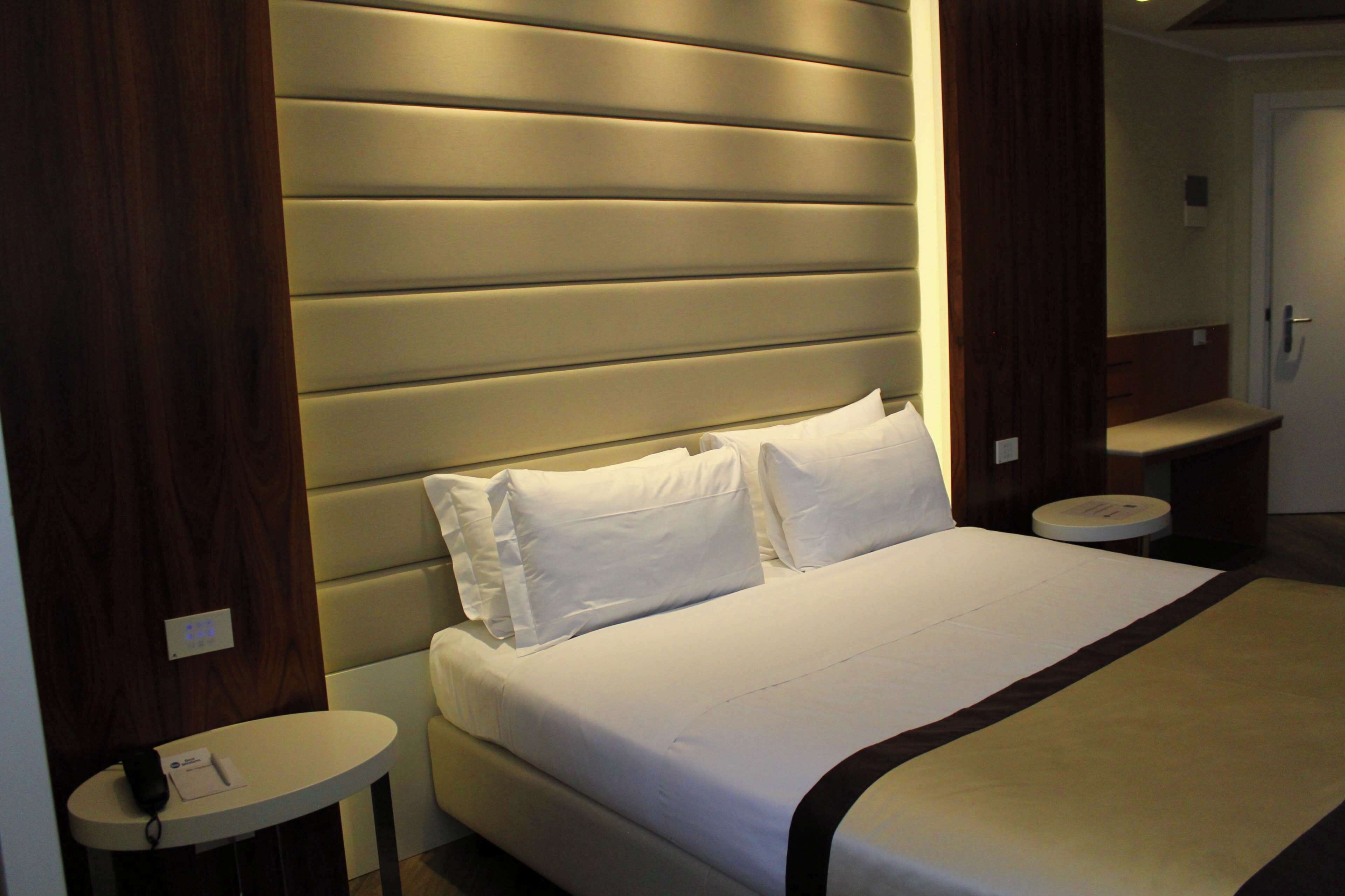standard room, 1 queen bed, non smoking (green room) | 1 bedroom, minibar, in-room safe, desk