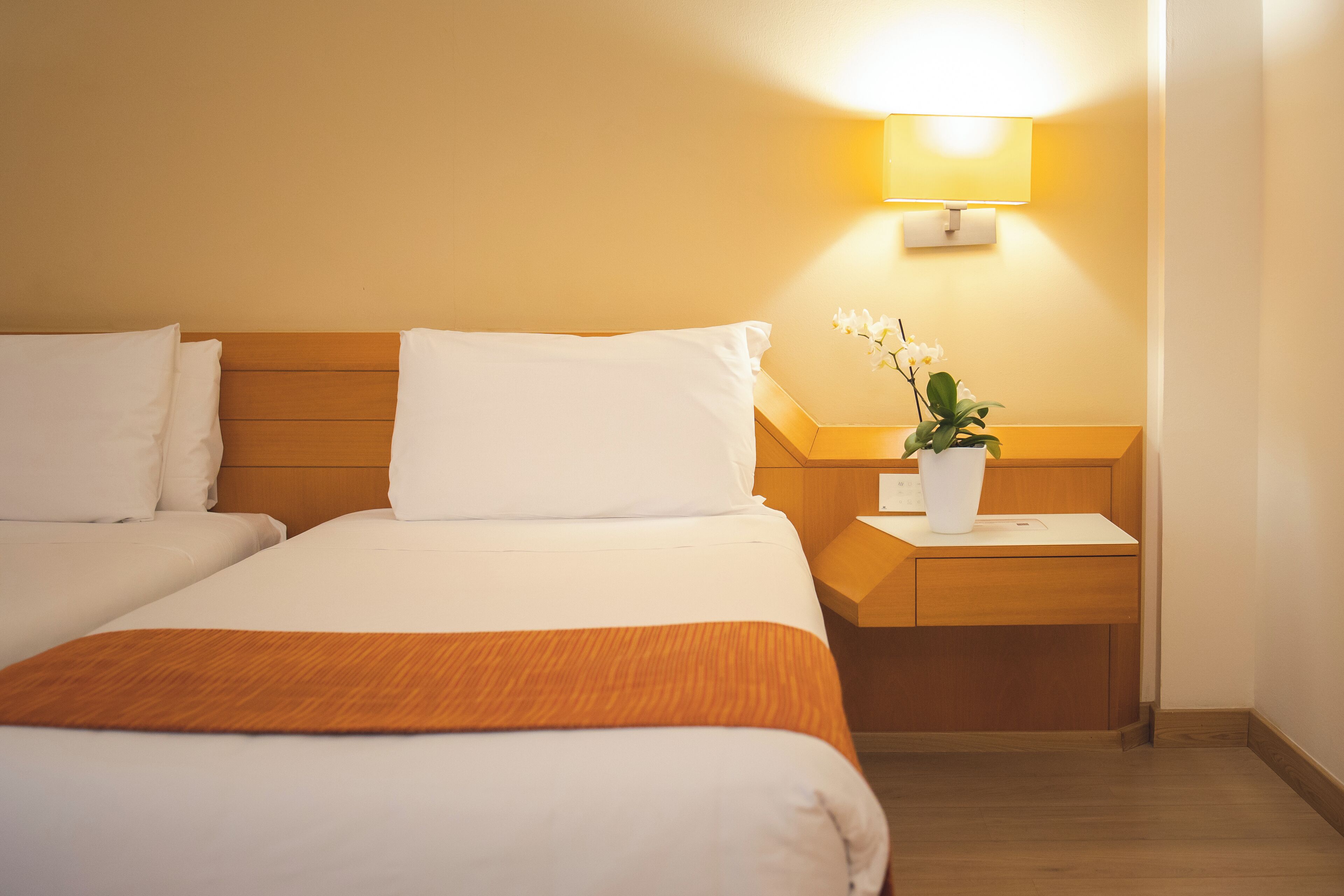standard room, 2 single beds | 1 bedroom, minibar, in-room safe, desk