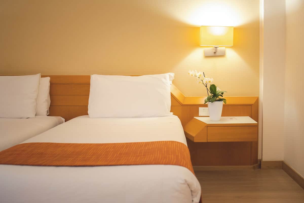 standard room, 2 single beds | 1 bedroom, minibar, in-room safe, desk