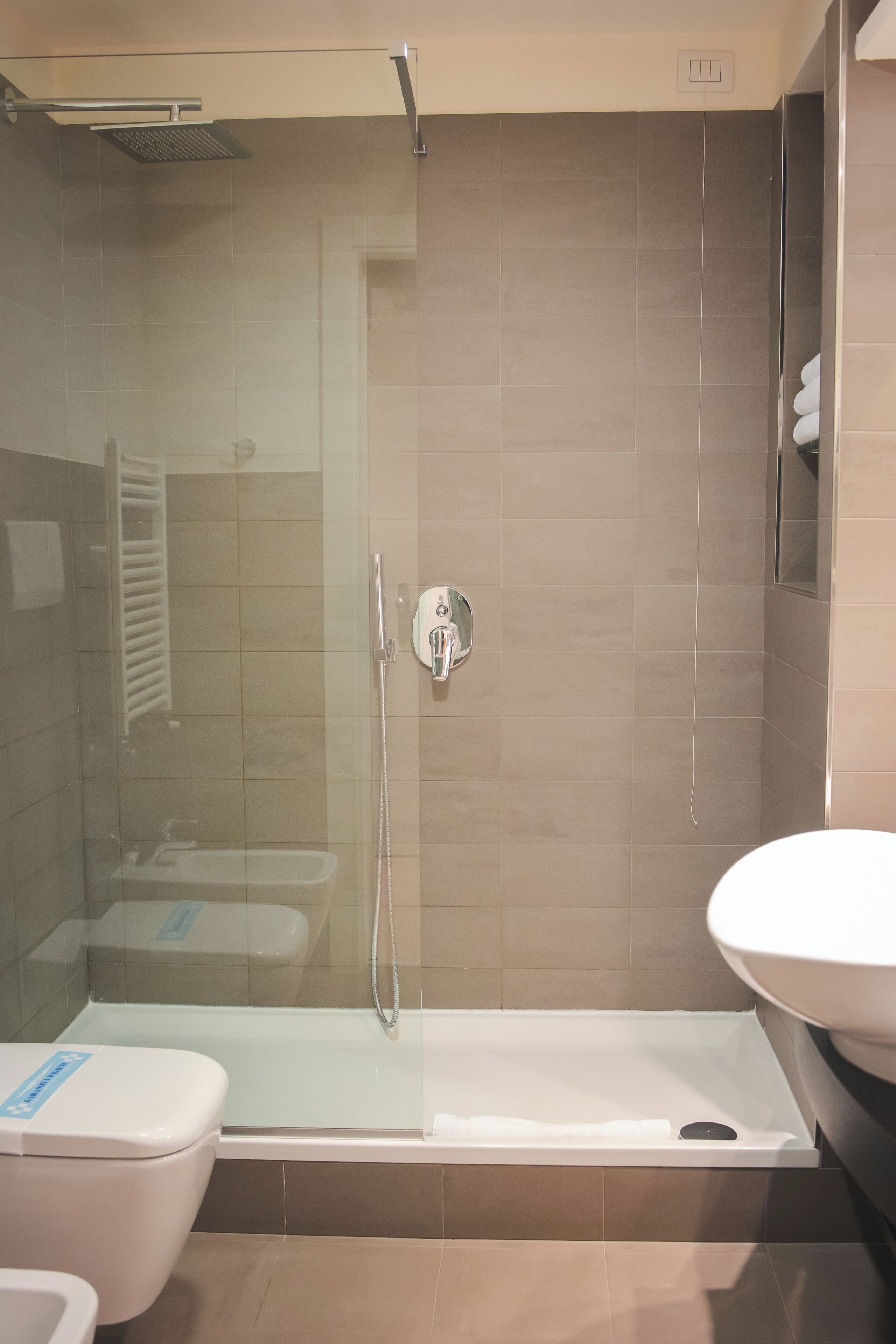 Kamar Standar, 2 Tempat Tidur Twin | Kamar mandi | Pancuran hujan, perlengkapan mandi gratis, pengering rambut, dan sandal