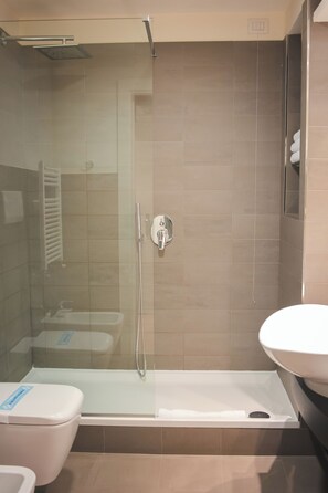 Kamar Standar, 2 Tempat Tidur Twin | Kamar mandi | Pancuran hujan, perlengkapan mandi gratis, pengering rambut, dan sandal