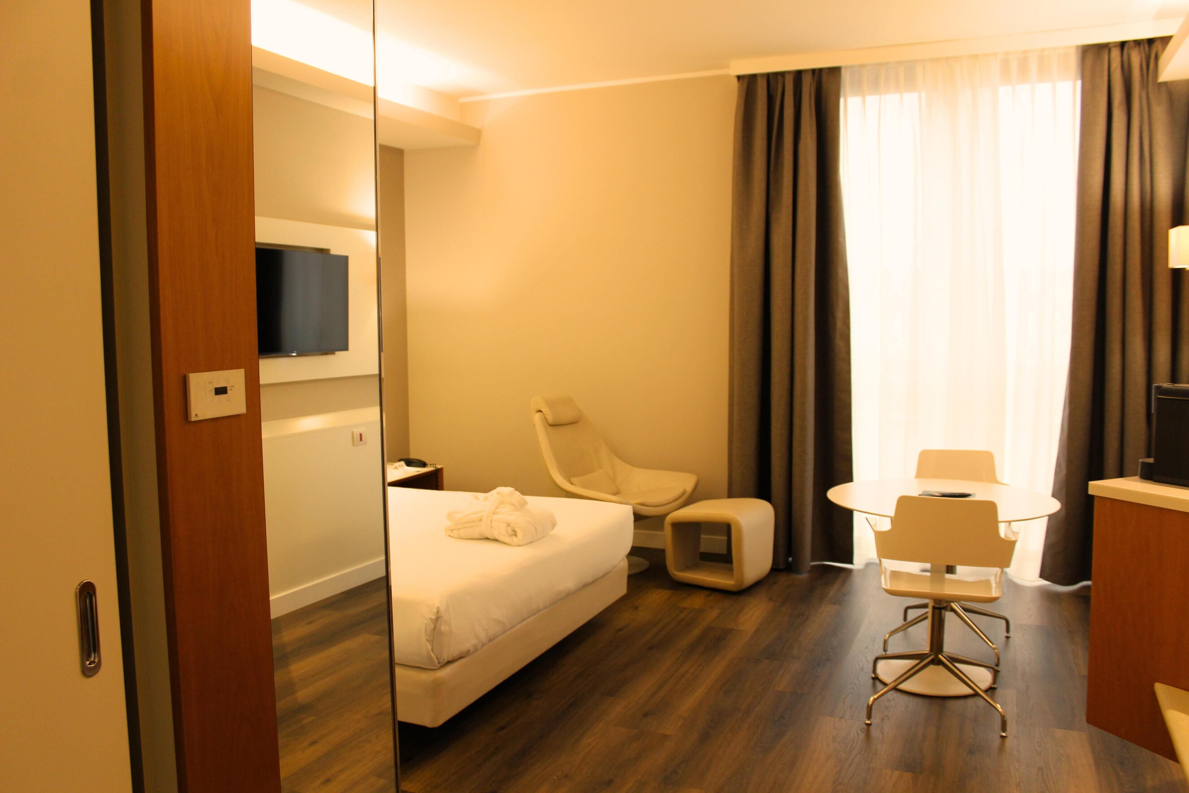 슈피리어룸, 퀸사이즈침대 1개, 금연, 발코니 | 미니바, 객실 내 금고, 책상, 암막 커튼