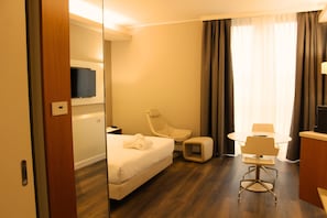 Superior kamer, 1 queensize bed, niet-roken, balkon | Een minibar, een kluis op de kamer, een bureau, verduisterende gordijnen