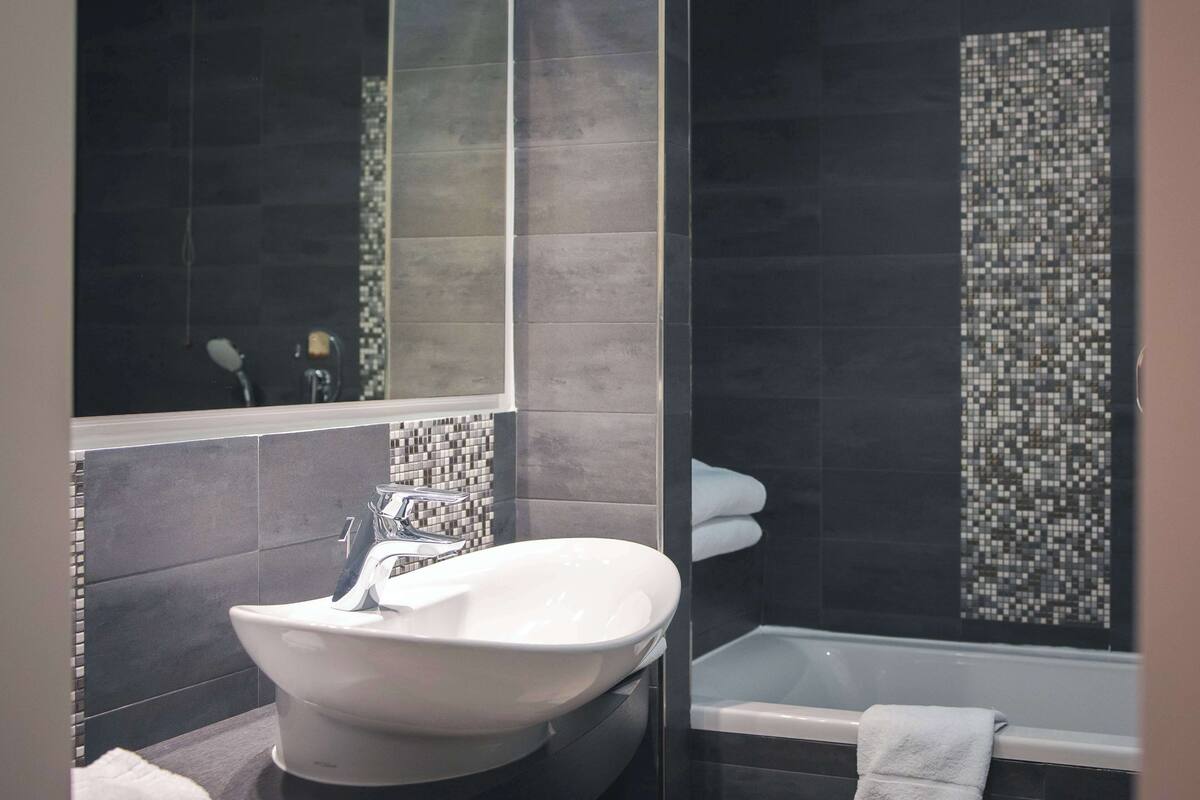 rainfall showerhead, free toiletries, hair dryer, slippers