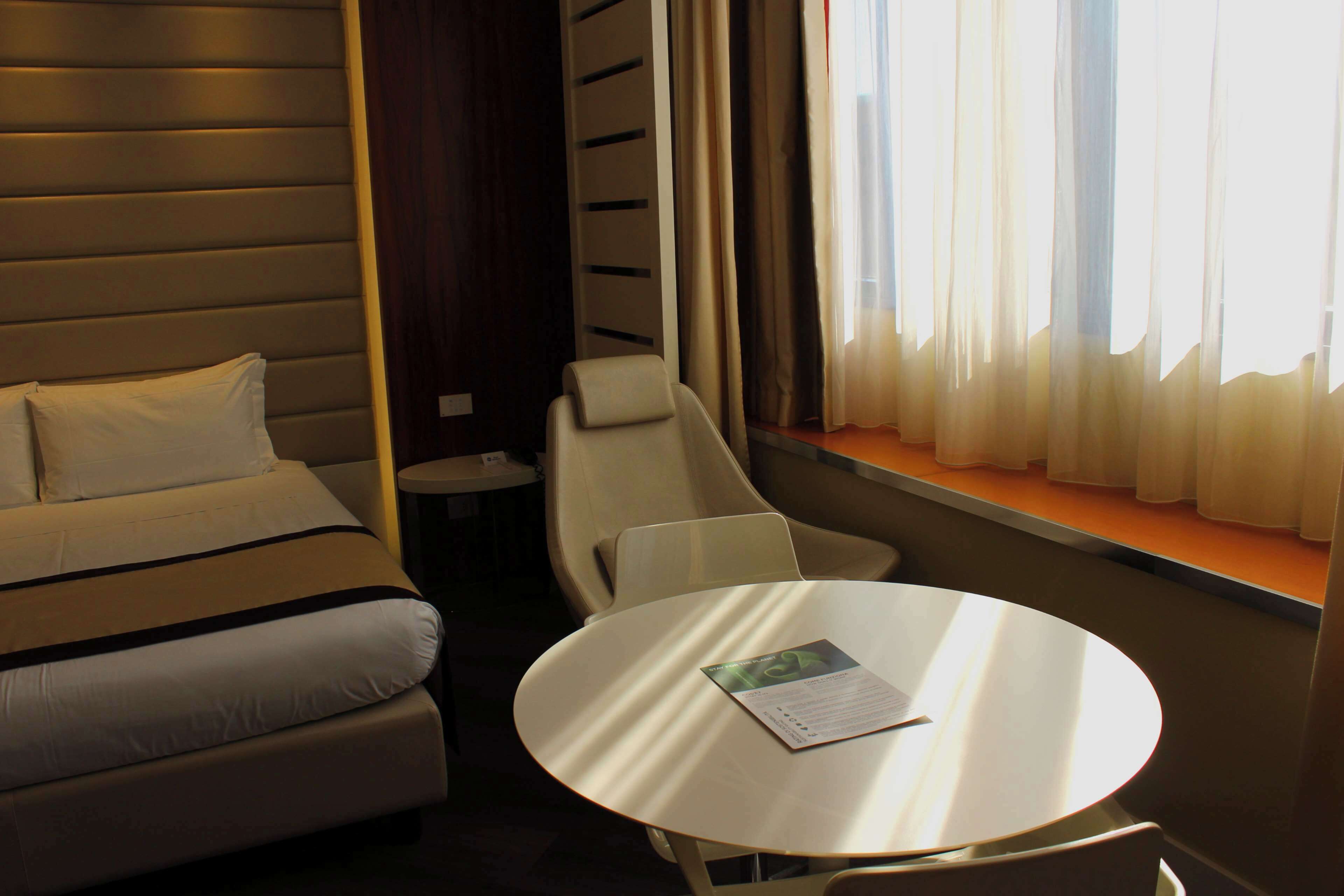 standard room, 1 queen bed, non smoking (green room) | 1 bedroom, minibar, in-room safe, desk