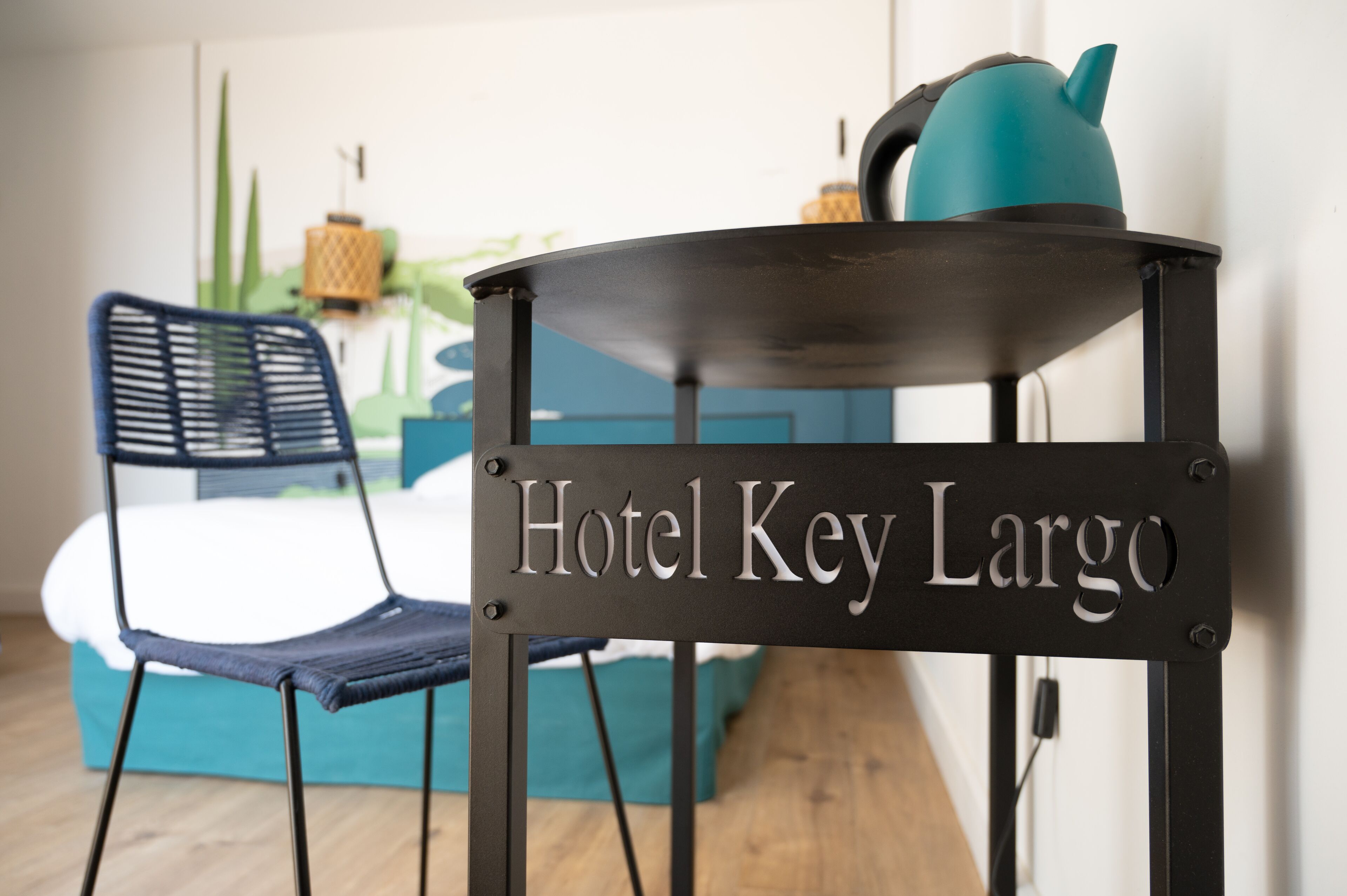Una silla con un letrero que dice 'Hotel Key Largo'.