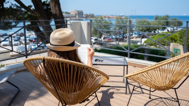 A terrace with wicker chairs and a view of the sea. - Key Largo (Bandol)