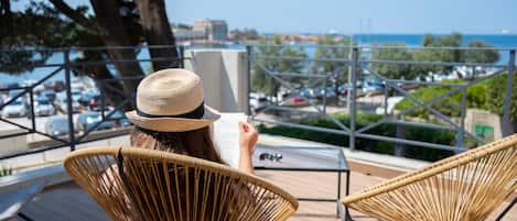 Tweepersoonskamer | Een kluis op de kamer, een bureau, geluiddichte muren