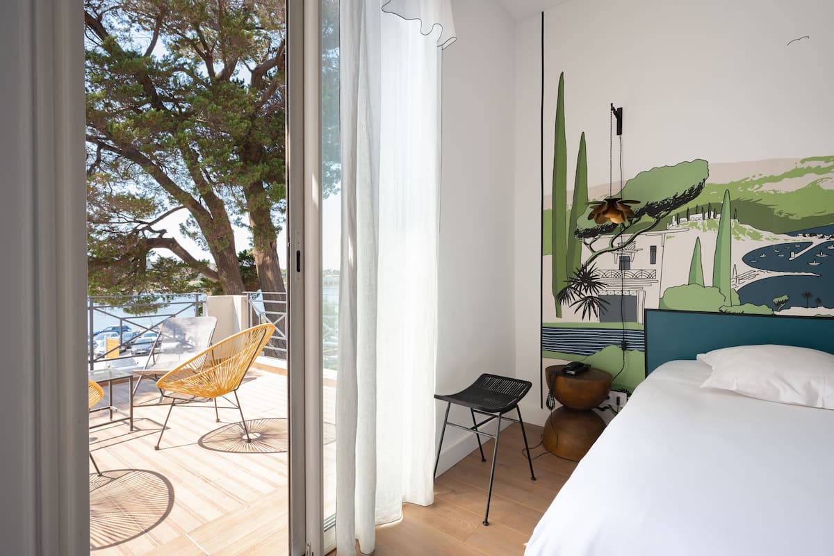 Chambre Double, vue mer, Terrasse | In-room safe, desk, soundproofing, iron/ironing board