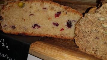 Une portion de gâteau aux fruits sur une planche à découper en bois.