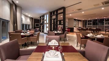 4 restaurants; ze serveren er ontbijt, lunch en diner