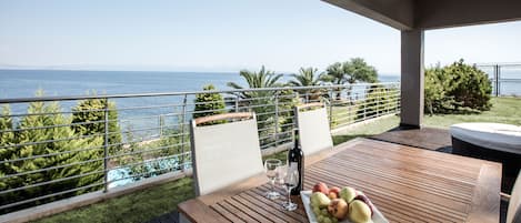 Familie villa, privézwembad | Een minibar, gratis wifi, rolstoeltoegang