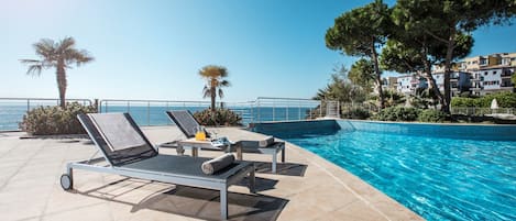 Piscina coperta, piscina all'aperto, ombrelloni da piscina, lettini