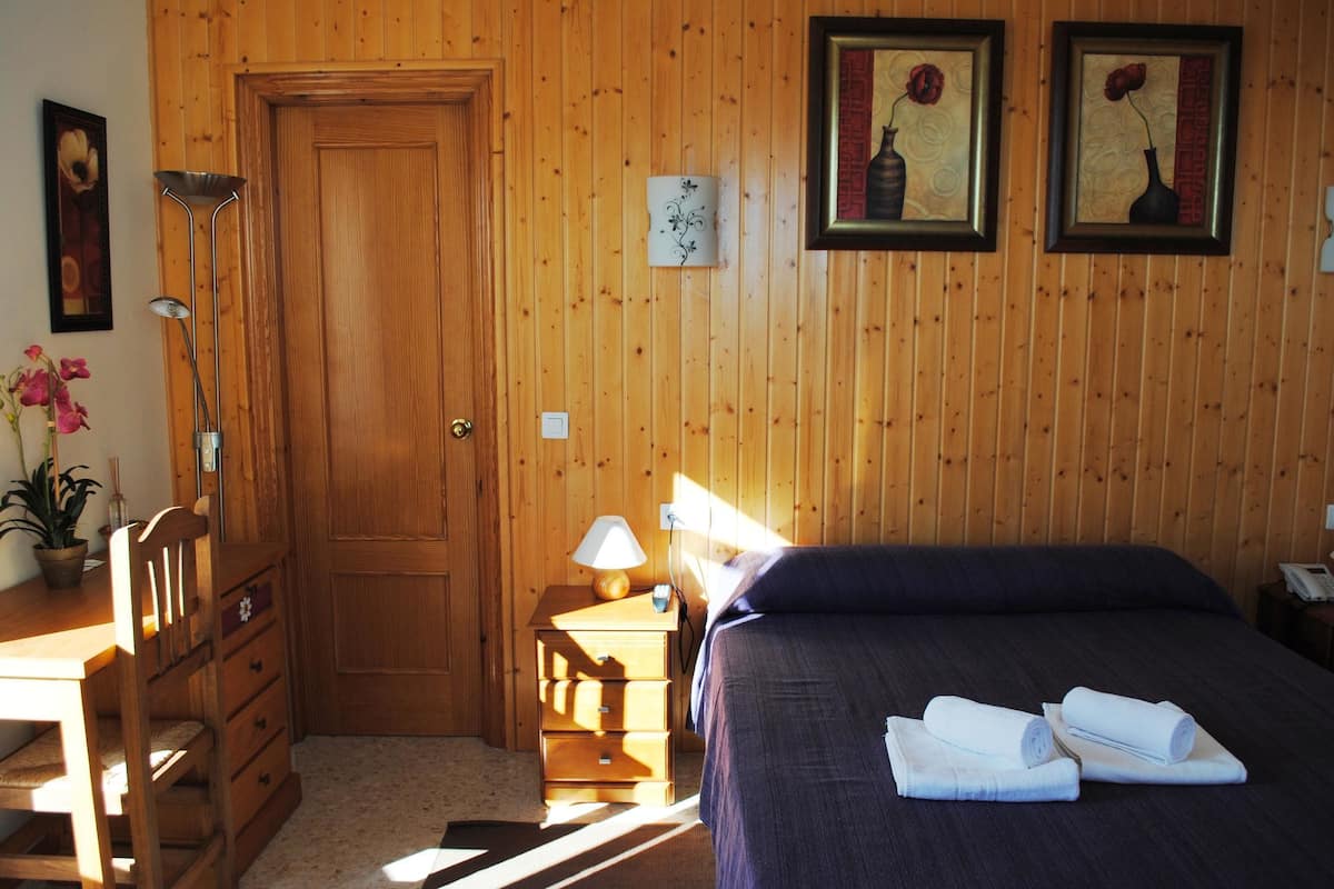 desk, free cots/infant beds, rollaway beds, free wifi