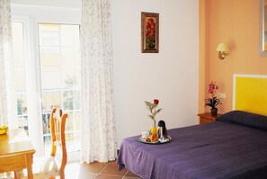 Escritorio, cunas gratuitas, camas extra y wifi gratis 