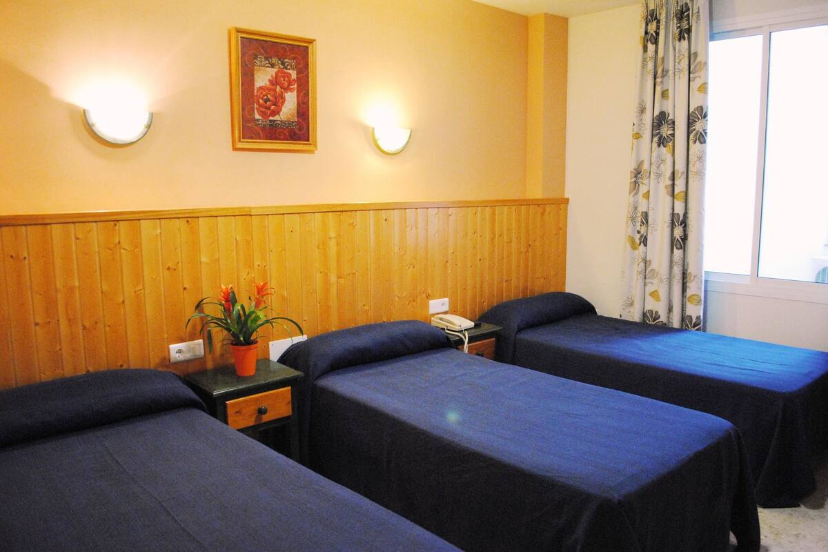 triple room | desk, free cots/infant beds, rollaway beds, free wifi