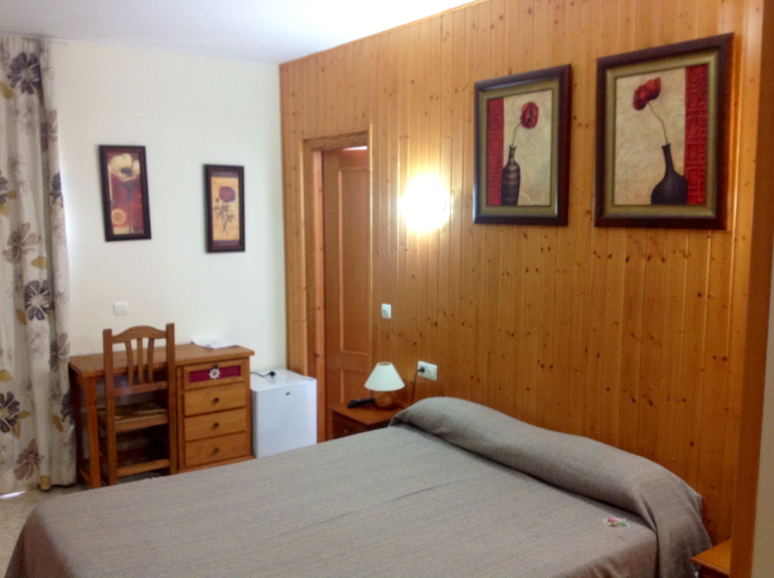 desk, free cots/infant beds, rollaway beds, free wifi