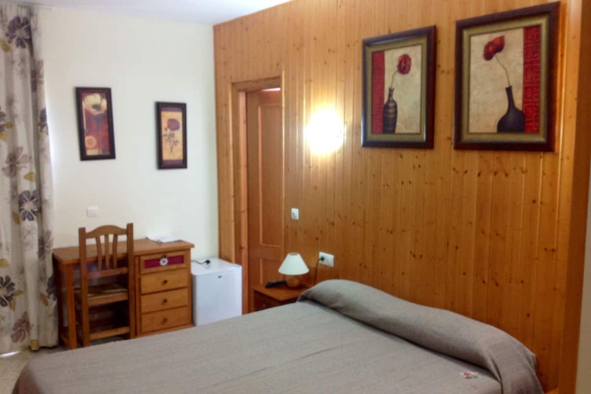 desk, free cots/infant beds, rollaway beds, free wifi