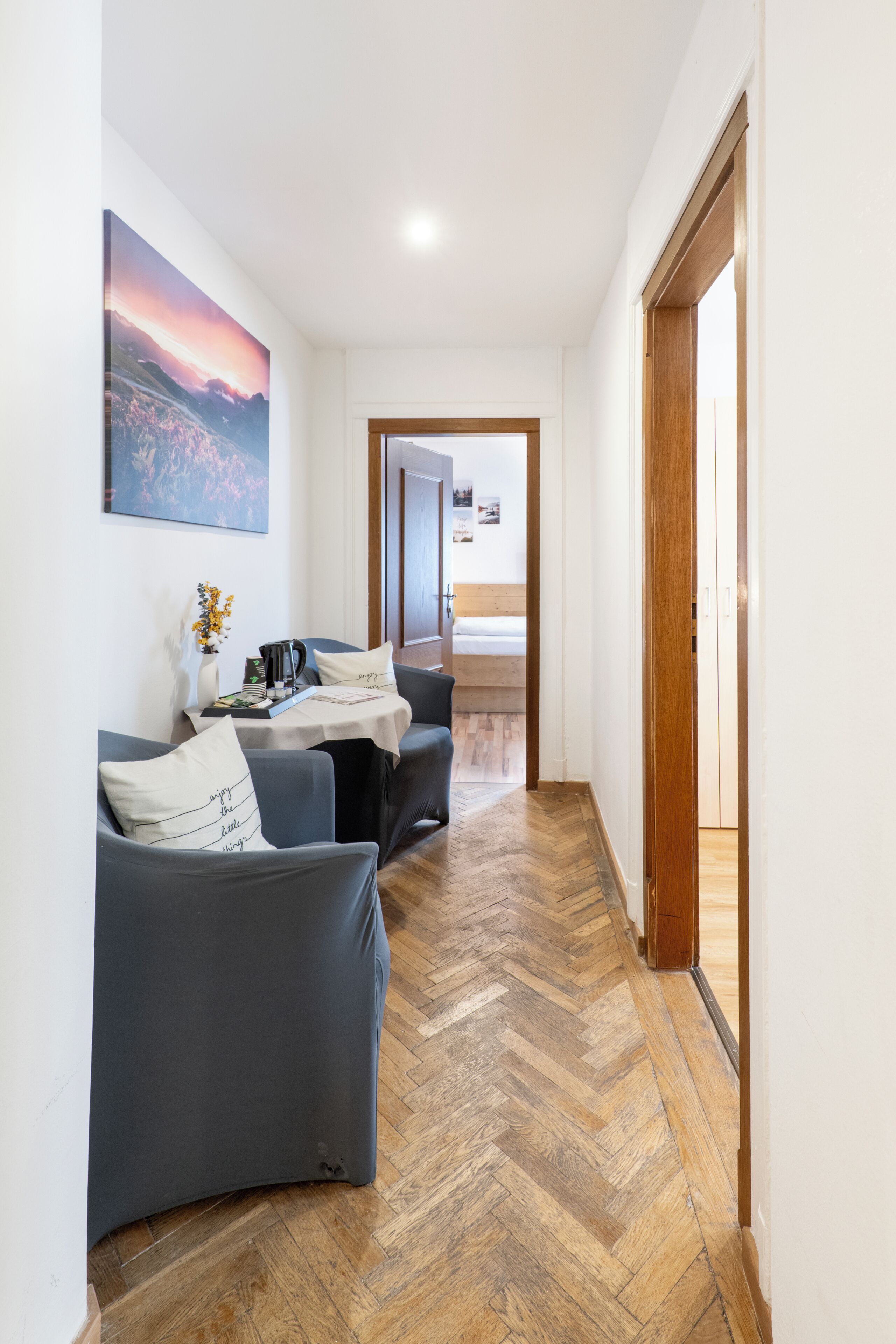 Cortinas blackout, cunas, wifi gratis y ropa de cama 