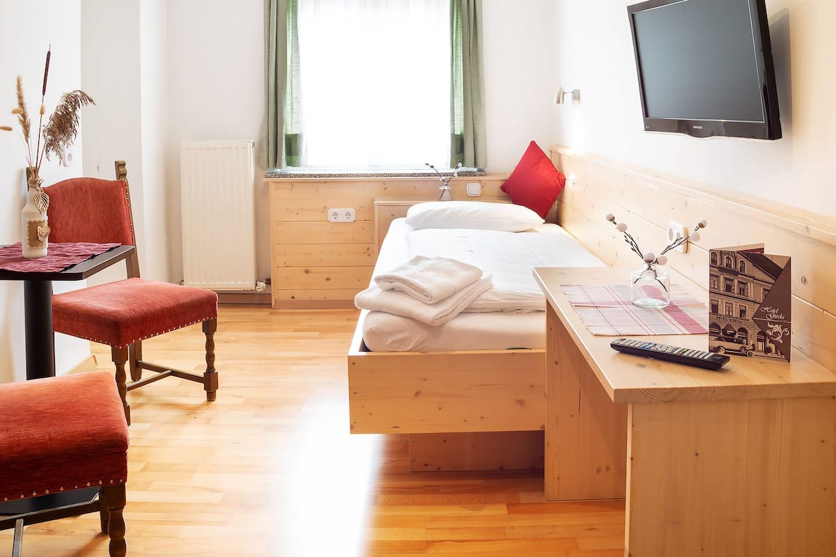 single room | blackout curtains, cots/infant beds, free wifi, bed sheets