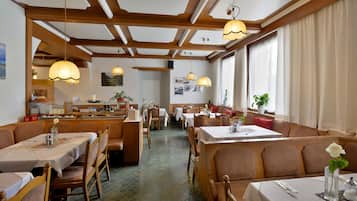 Petit déjeuner buffet (10 EUR par personne)