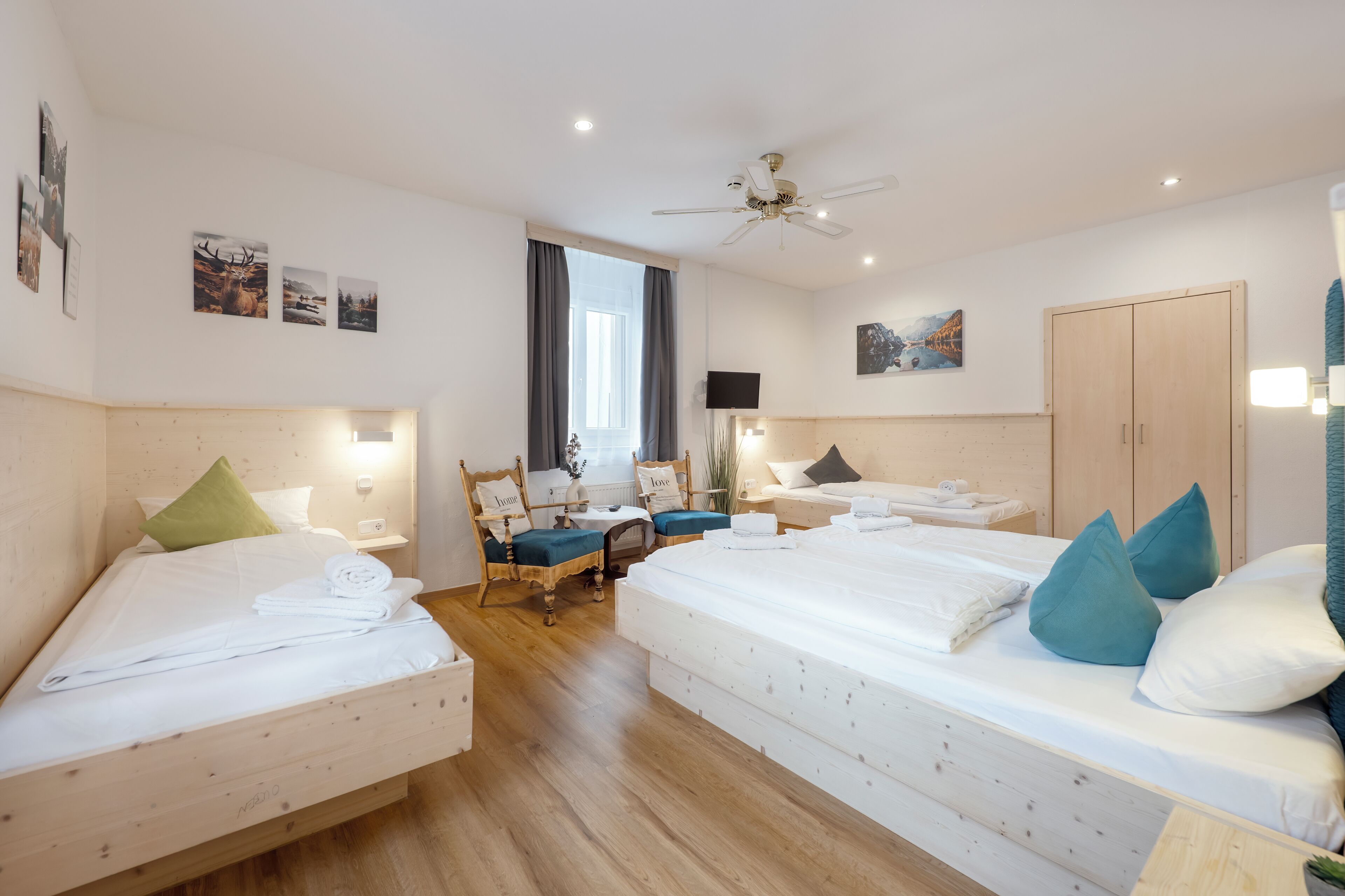 Quarto quádruplo | Cortinas blackout, berços (sobretaxa), Wi-Fi de cortesia, roupa de cama
