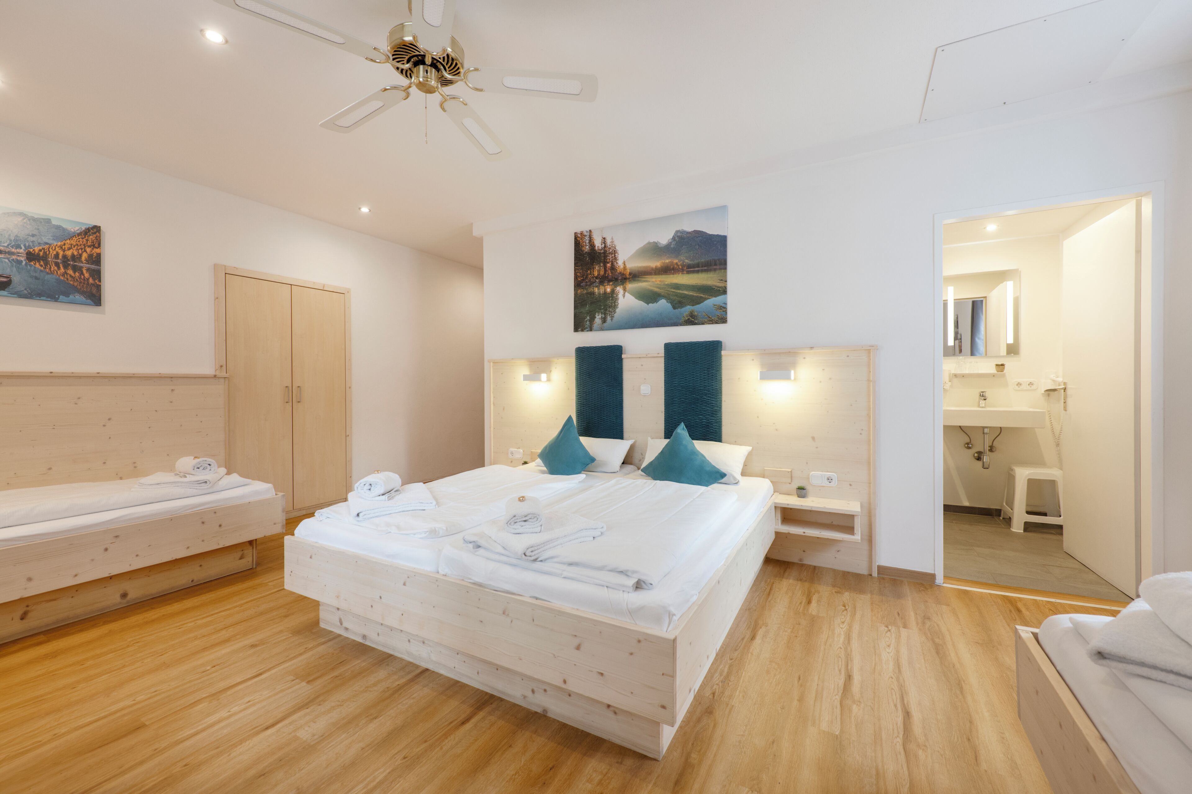 Cortinas blackout, cunas, wifi gratis y ropa de cama 