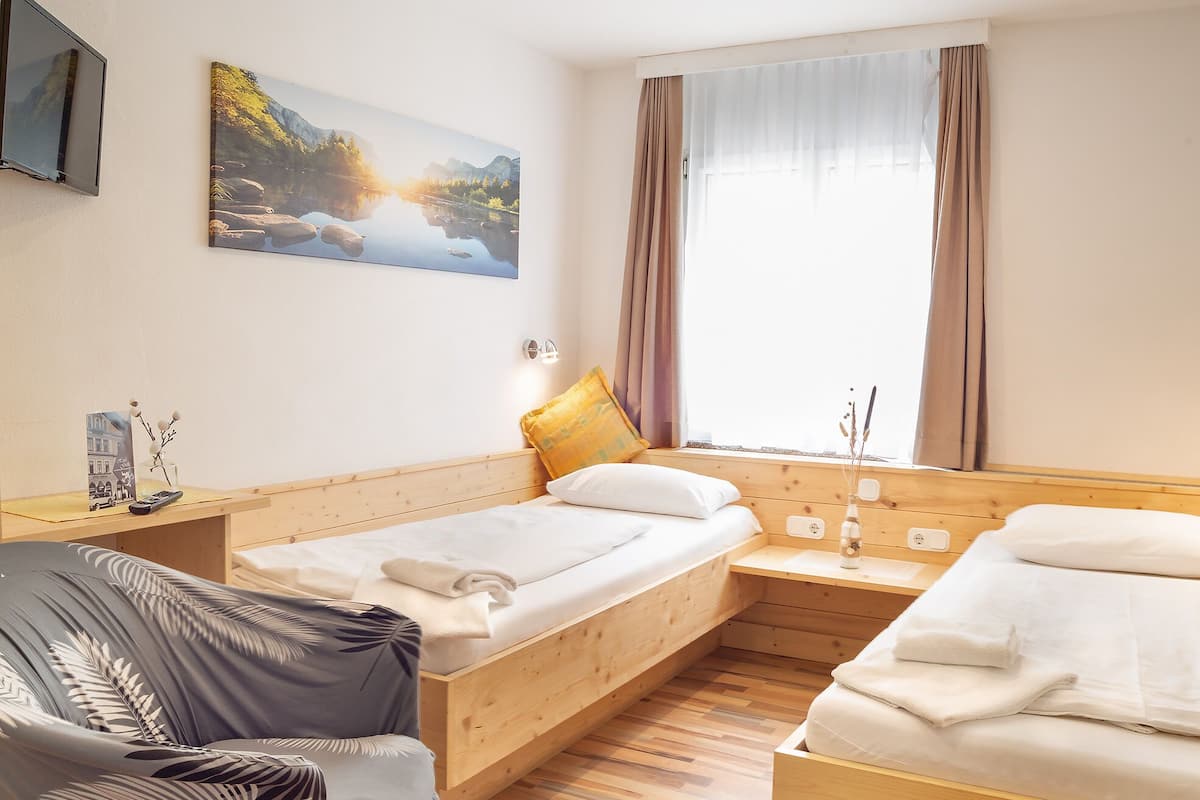 family room, 2 bedrooms | blackout curtains, cots/infant beds, free wifi, bed sheets